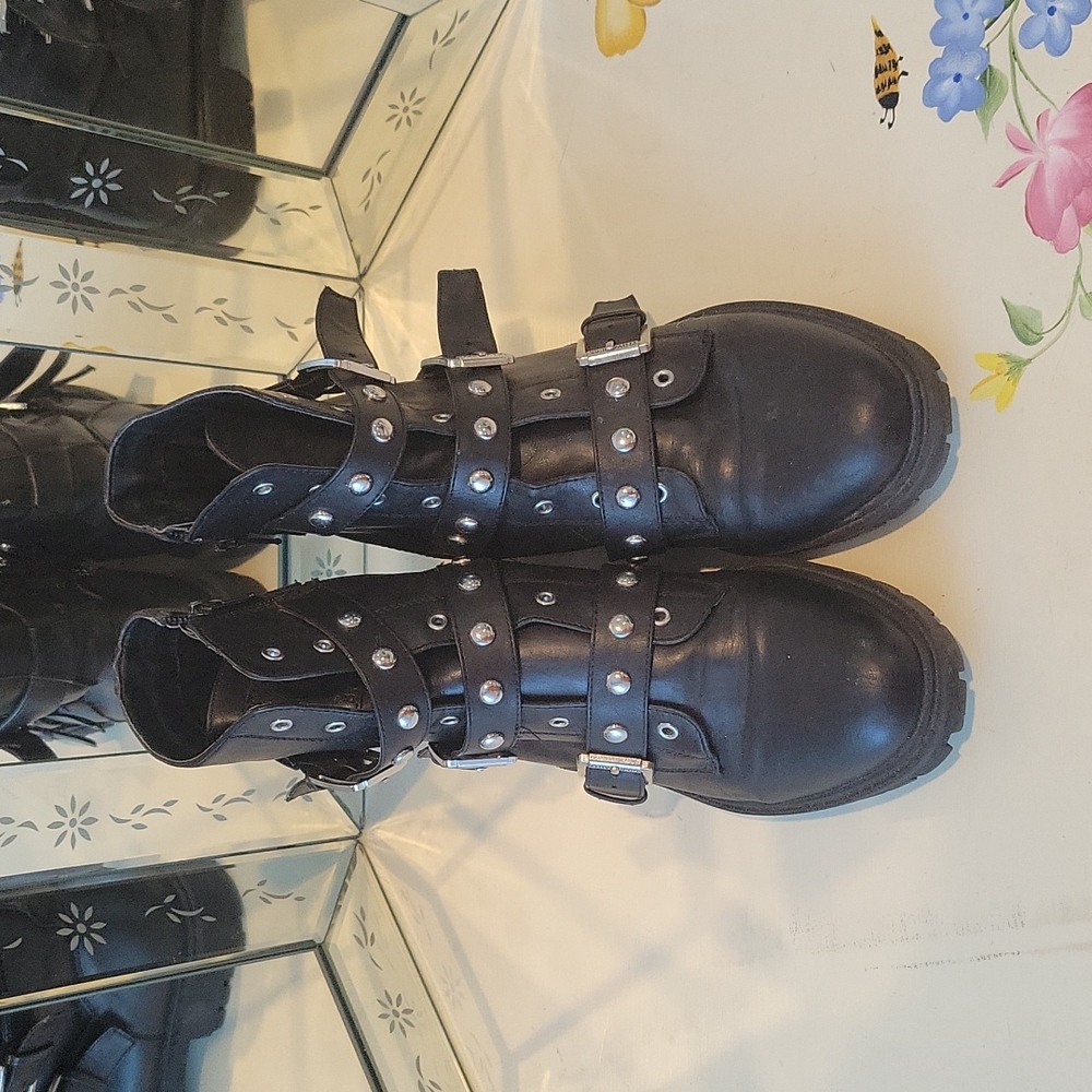 Black buckle zipper stud boot G by Guess